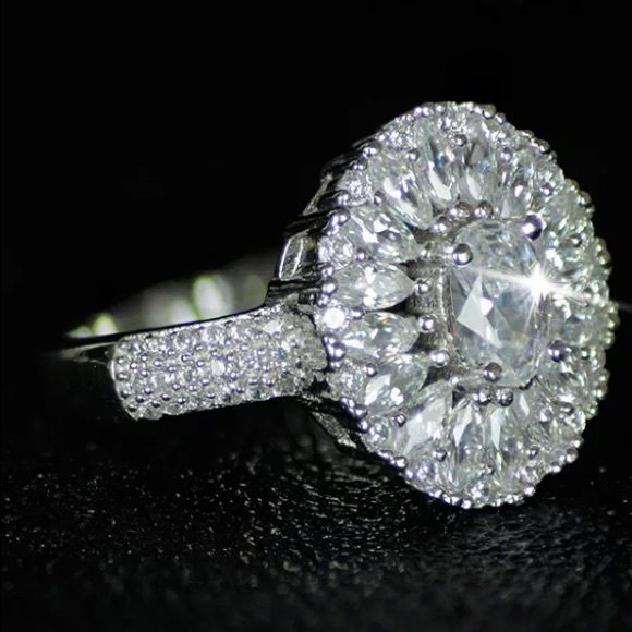 Oval cut engagement sterling silver ring - Picture 3 of 4